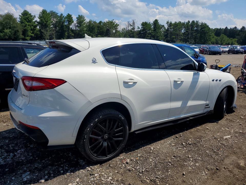 2019 MASERATI LEVANTE GTS — Фото 3 из 13