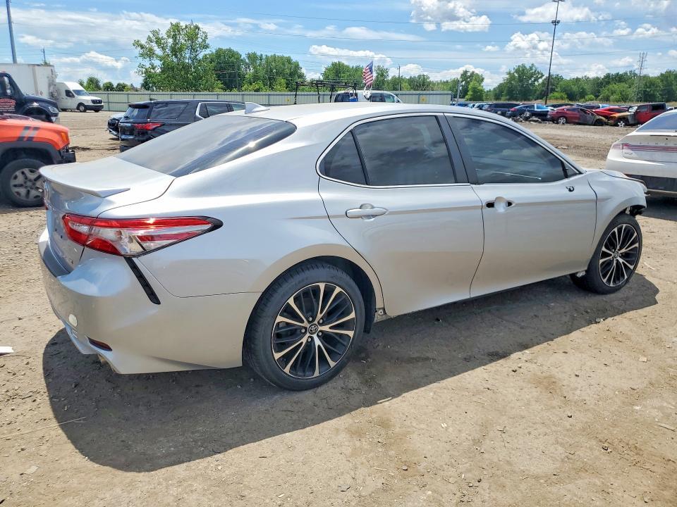 2018 TOYOTA CAMRY SE — Фото 3 из 12