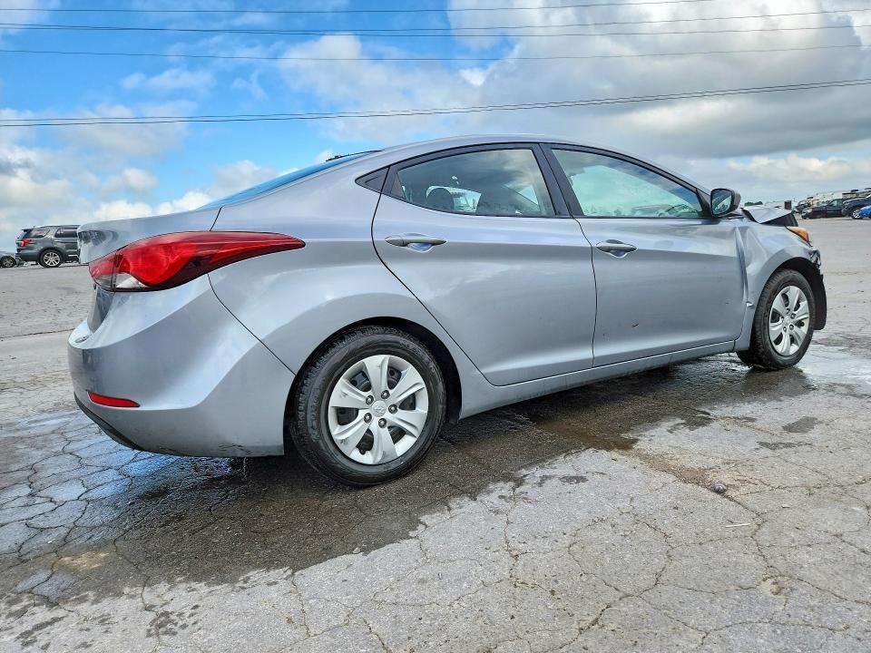 2016 HYUNDAI ELANTRA SE — Фото 3 из 13