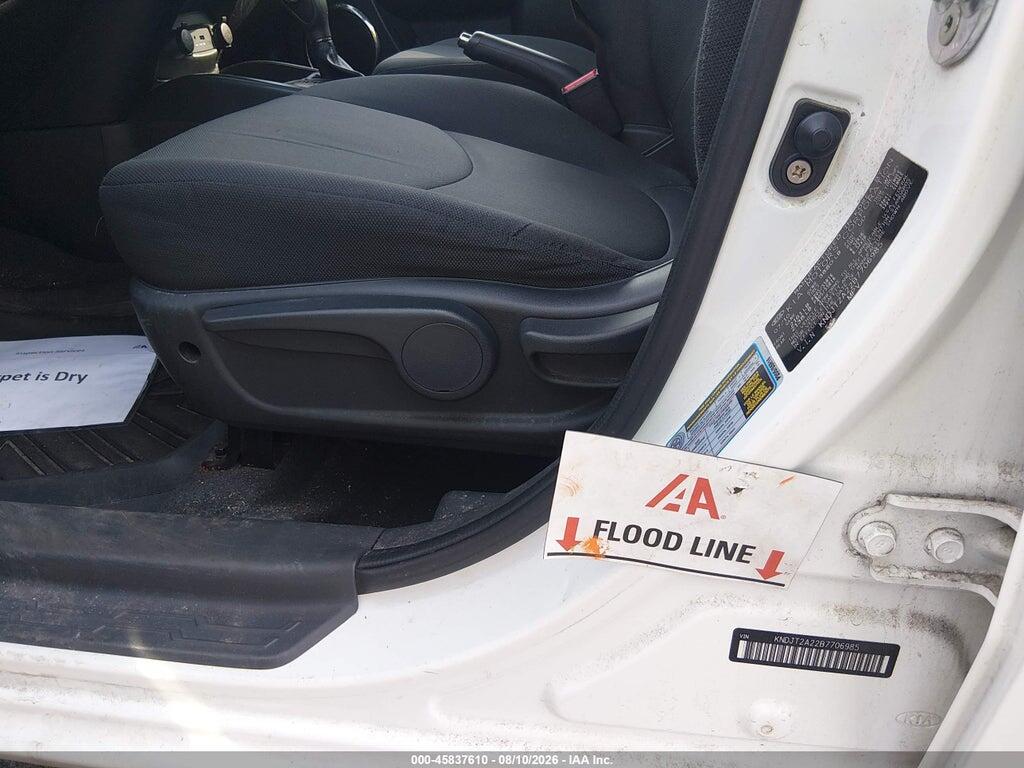 KNDJT2A22B7706985 2011 KIA SOUL photo no. 6