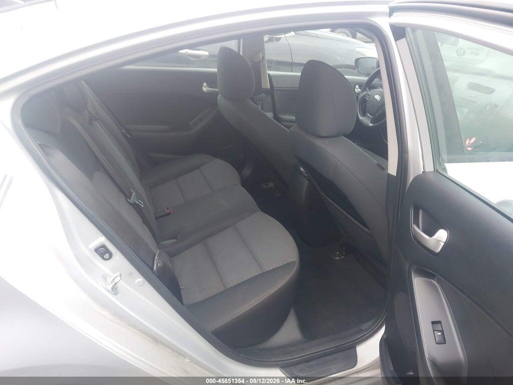 3KPFL4A75HE132324 2017 KIA FORTE photo no. 8
