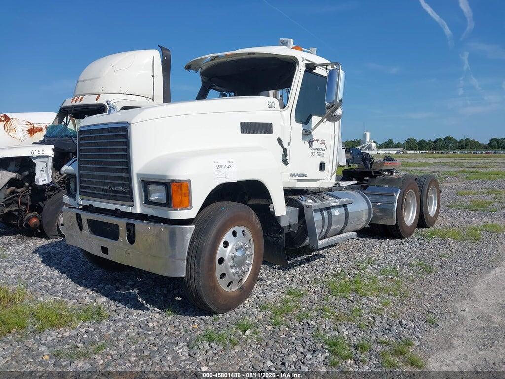 1M1AN07Y8HM026237 2017 MACK PINNACLE photo no. 2