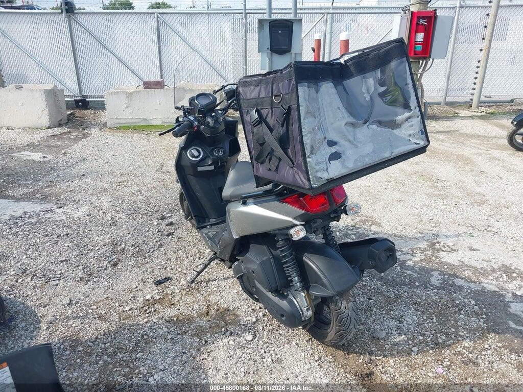 RKRSEB1Y3JA002467 2018 YAMAHA YW125 photo no. 3