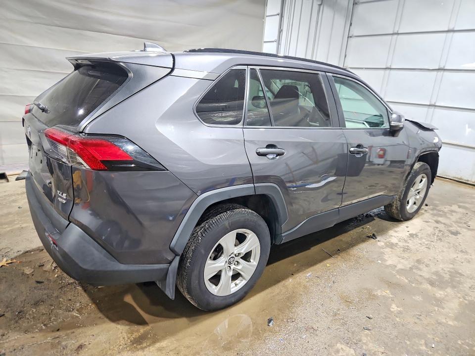 2019 TOYOTA RAV4 XLE — Фото 3 из 12
