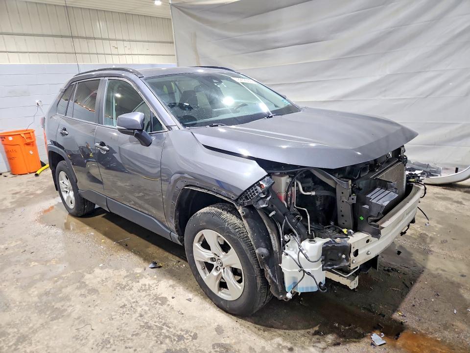 2019 TOYOTA RAV4 XLE — Фото 4 из 12