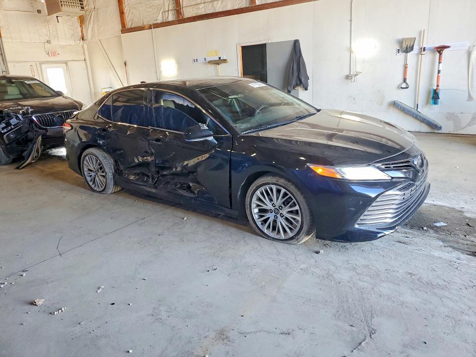 2018 TOYOTA CAMRY XLE — Фото 4 из 12