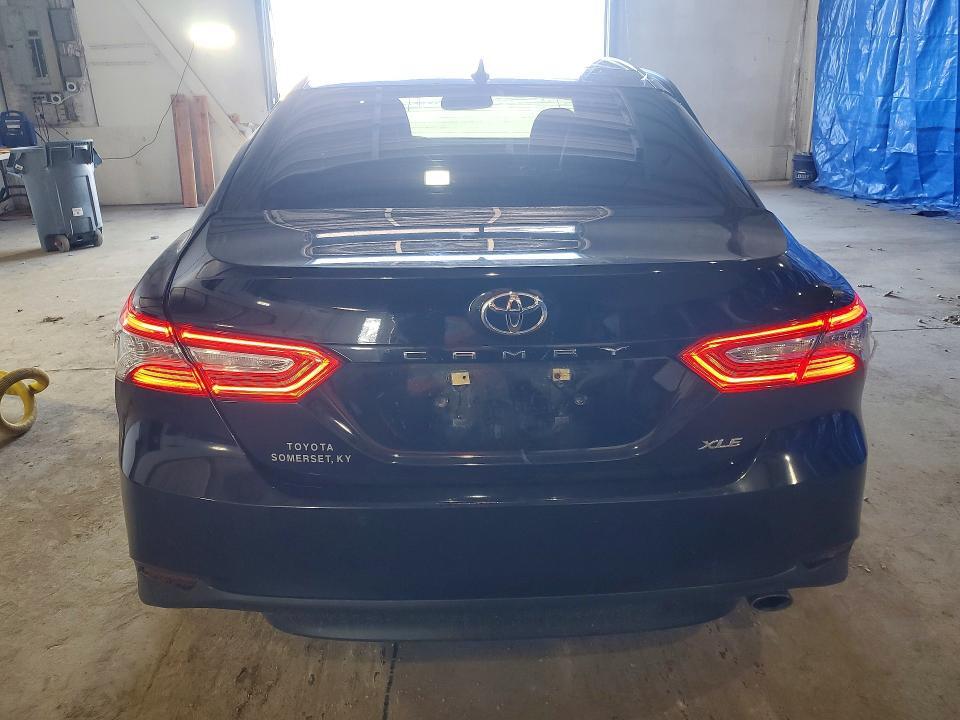 2018 TOYOTA CAMRY XLE — Фото 6 из 12