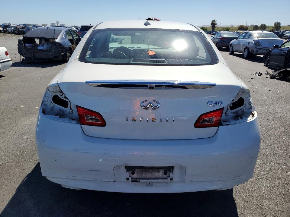 2015 INFINITI Q40 BASE — Фото 6 из 12