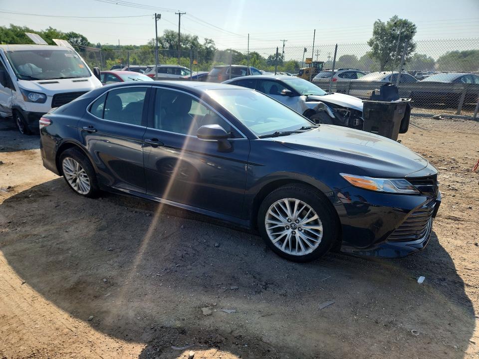 2018 TOYOTA CAMRY XLE — Фото 4 из 13