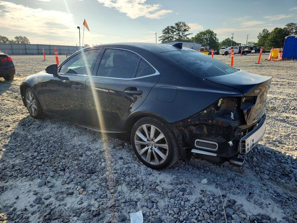 2016 LEXUS IS 200T — Фото 2 из 13