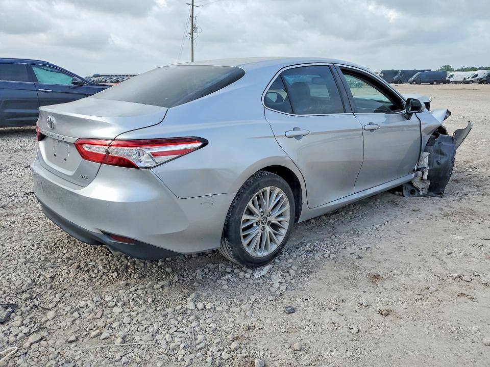 2018 TOYOTA CAMRY XLE — Фото 3 из 12
