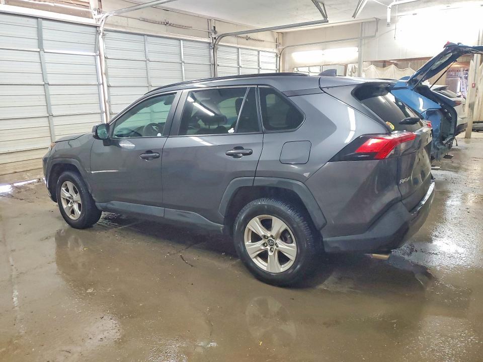 2021 TOYOTA RAV4 XLE — Фото 2 из 14