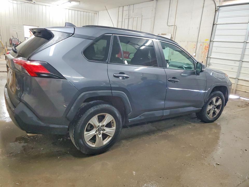 2021 TOYOTA RAV4 XLE — Фото 3 из 14