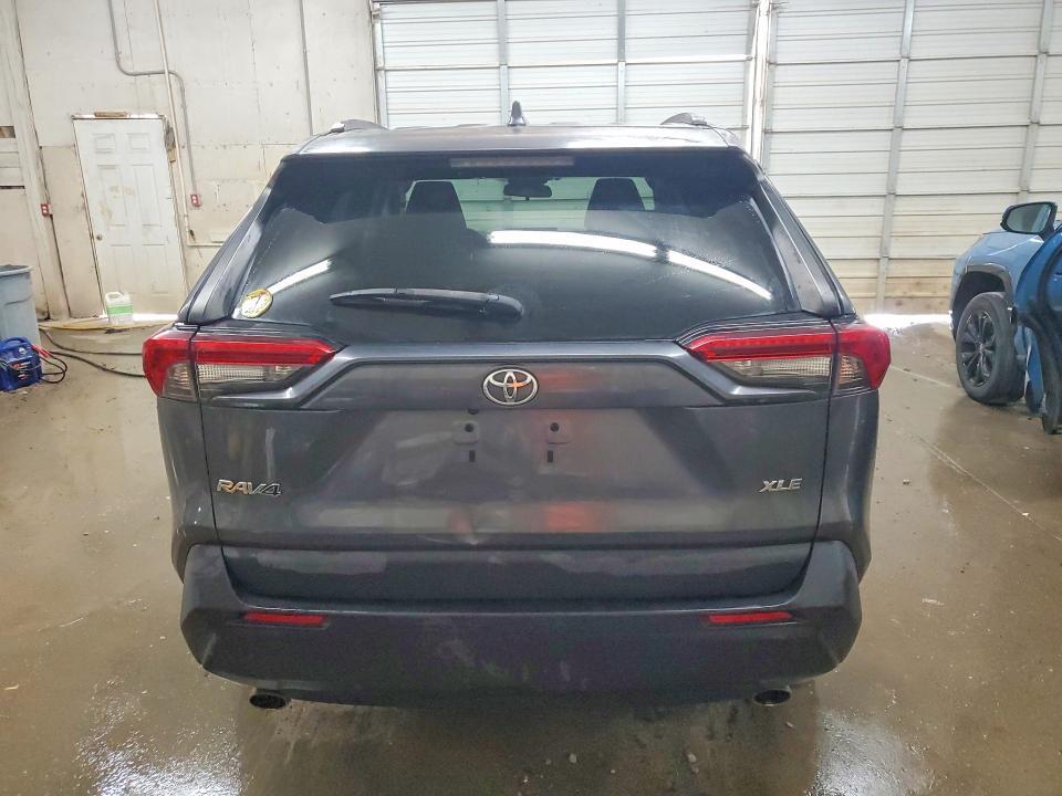 2021 TOYOTA RAV4 XLE — Фото 6 из 14