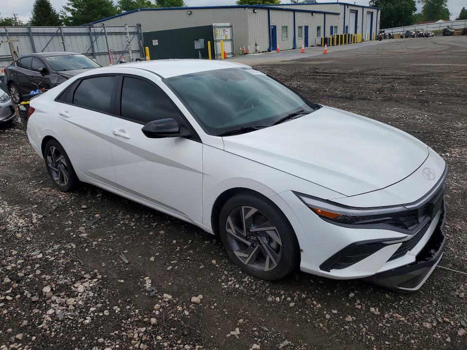 2025 HYUNDAI ELANTRA SEL SPORT — Фото 4 из 12