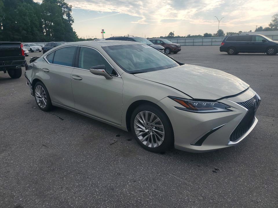 2020 LEXUS ES 300H ULTRA LUXURY — Фото 4 из 12