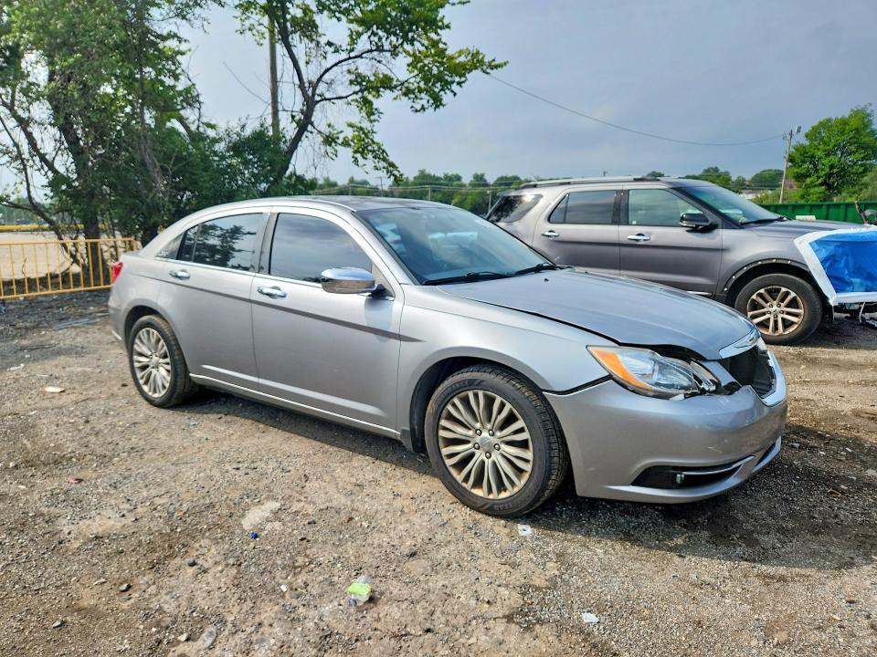 2013 CHRYSLER 200 LIMITED — Фото 4 из 12