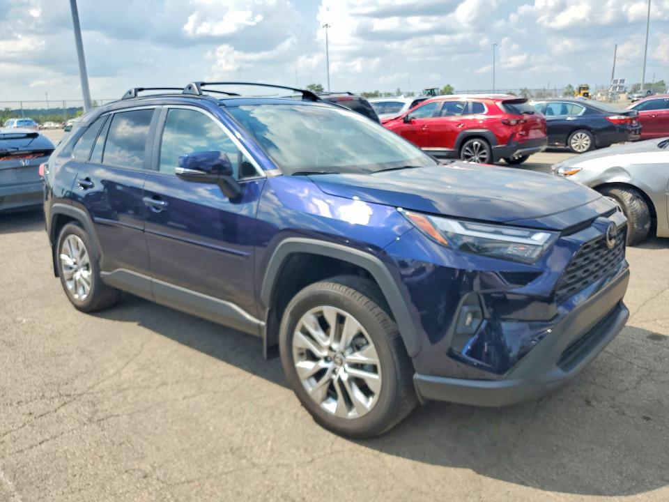 2025 TOYOTA RAV4 XLE PREMIUM — Фото 4 из 13