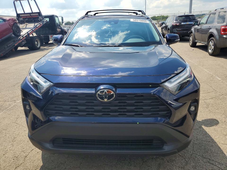 2025 TOYOTA RAV4 XLE PREMIUM — Фото 5 из 13