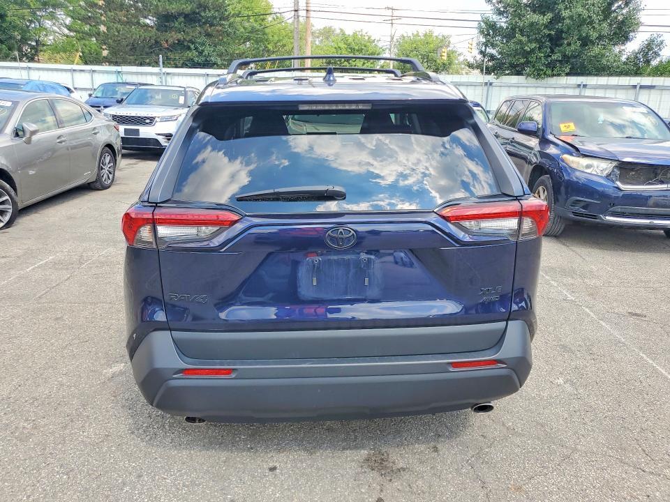 2025 TOYOTA RAV4 XLE PREMIUM — Фото 6 из 13