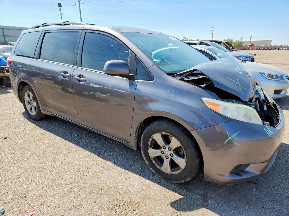 2016 TOYOTA SIENNA LE — Фото 4 из 13