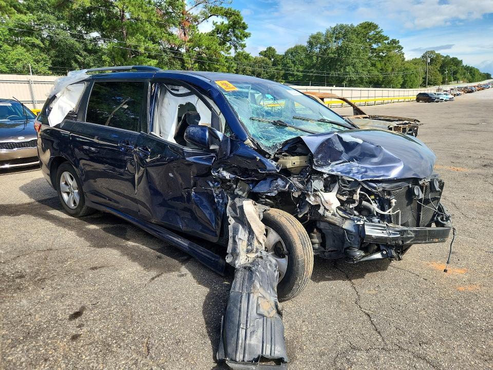 2018 TOYOTA SIENNA LE — Фото 4 из 13