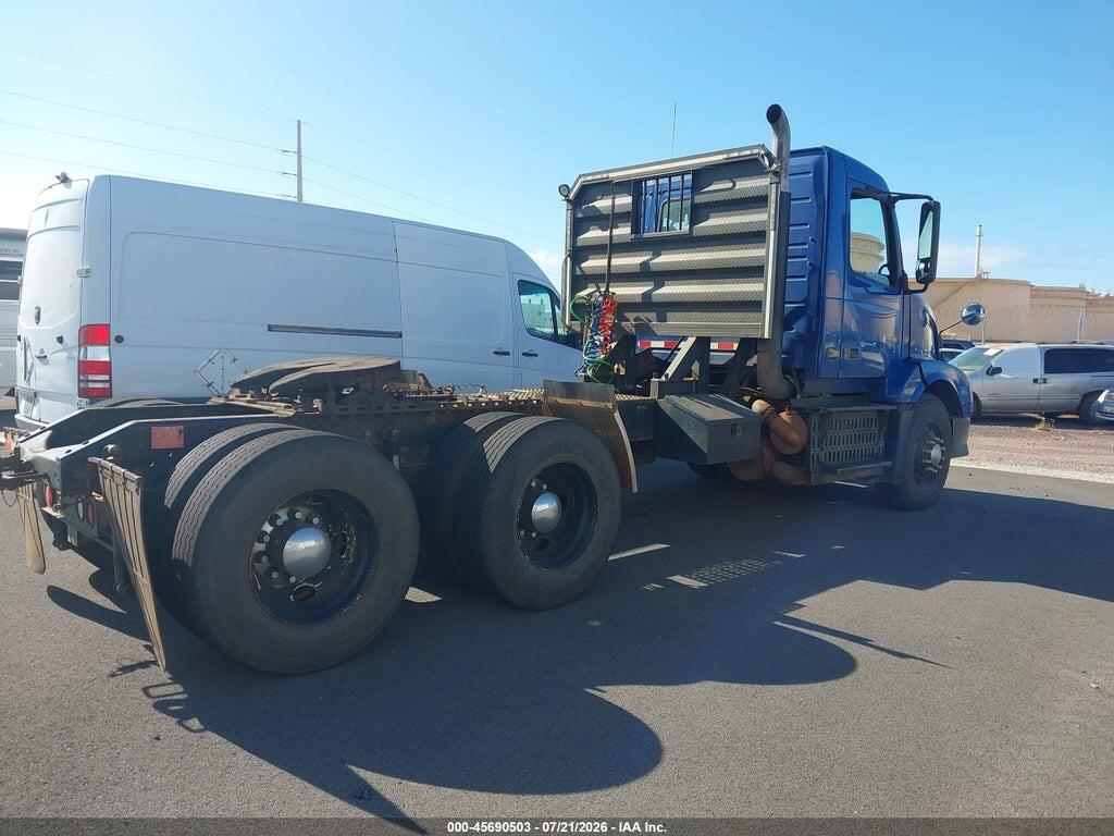 4V4NC9TH7CN548138 2012 VOLVO VN photo no. 4