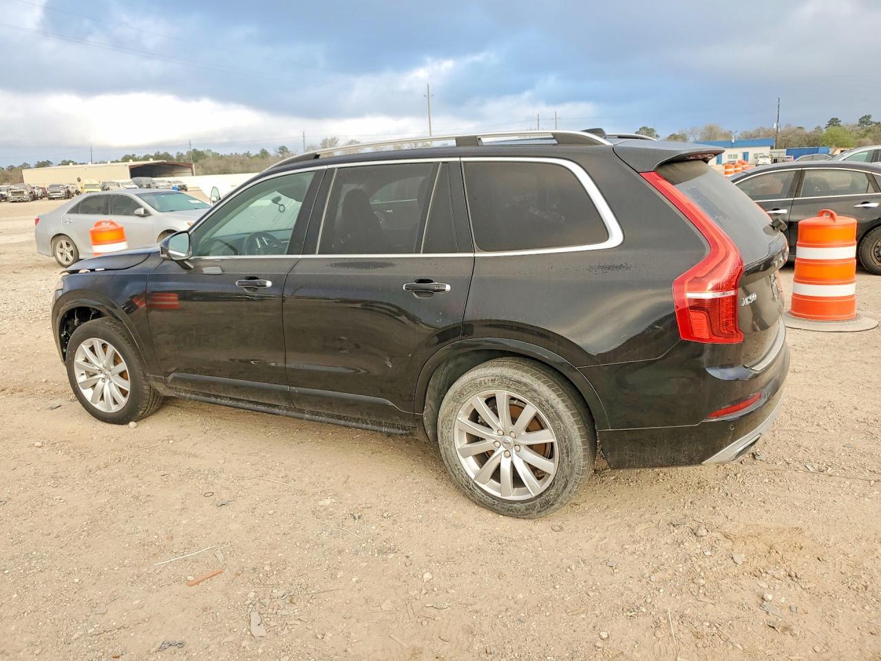 2016 VOLVO XC90 T6 MOMENTUM — Фото 2 из 12