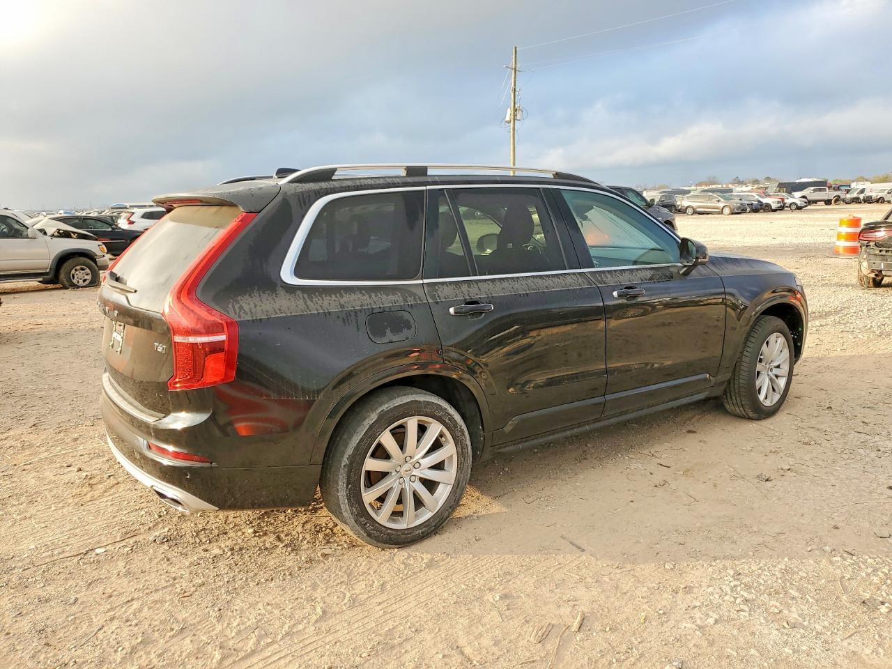 2016 VOLVO XC90 T6 MOMENTUM — Фото 3 из 12