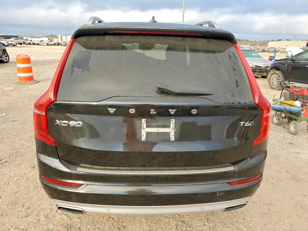 2016 VOLVO XC90 T6 MOMENTUM — Фото 6 из 12