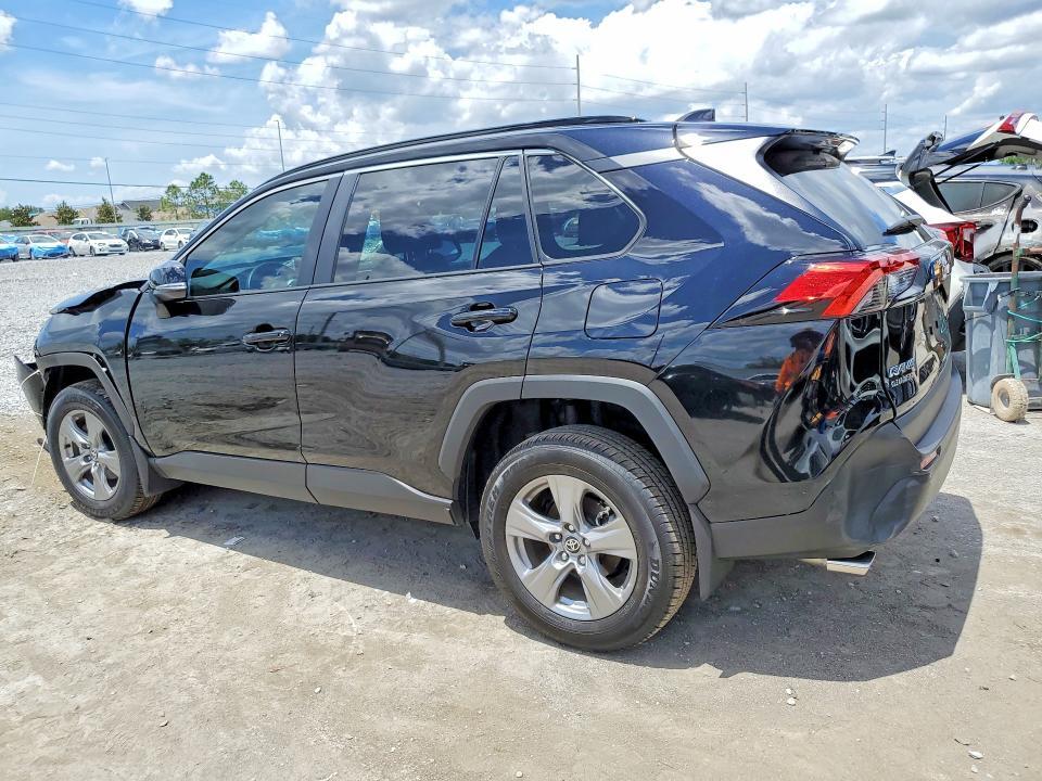2025 TOYOTA RAV4 XLE — Фото 2 из 13