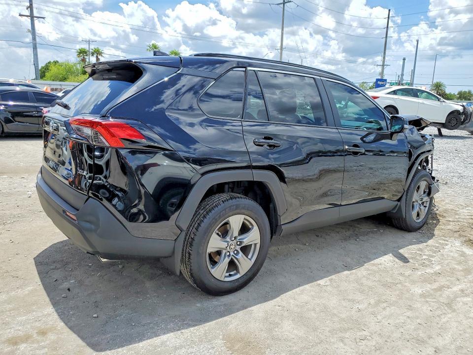 2025 TOYOTA RAV4 XLE — Фото 3 из 13