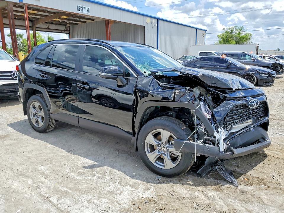 2025 TOYOTA RAV4 XLE — Фото 4 из 13