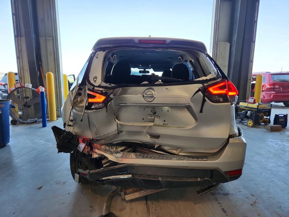 2017 NISSAN ROGUE SV — Фото 6 из 14