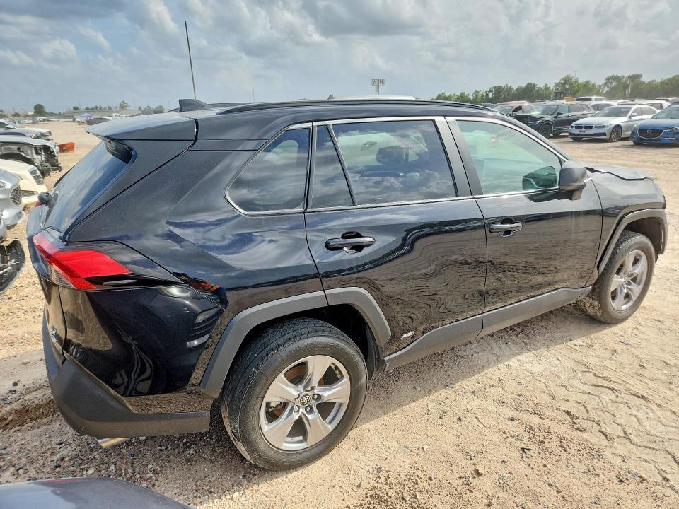 2025 TOYOTA RAV4 LE — Фото 3 из 13