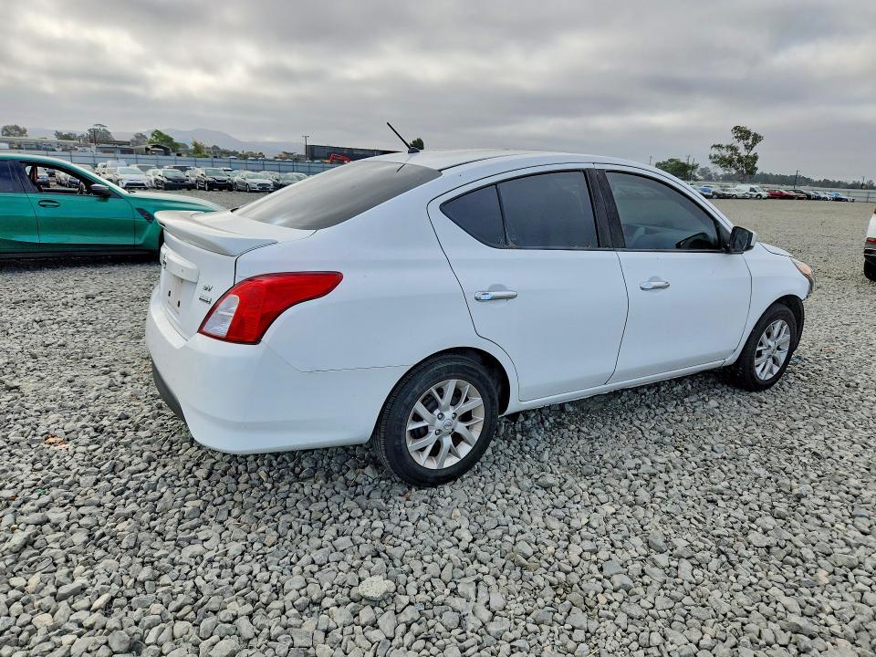 3N1CN7AP0JL883754 2018 NISSAN VERSA photo no. 3