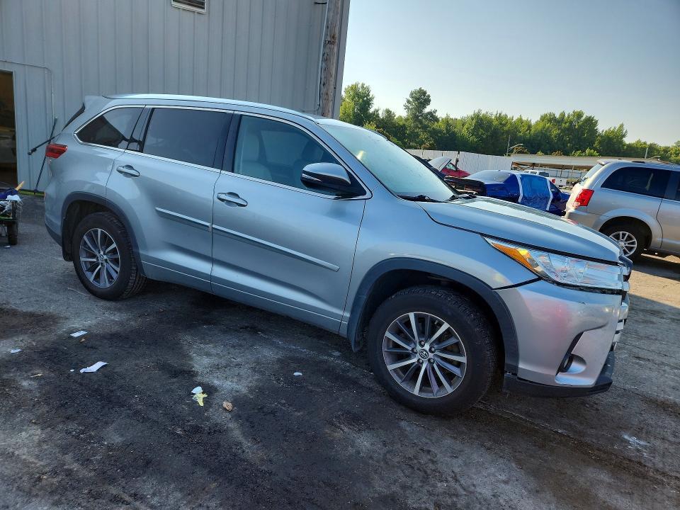 2017 TOYOTA HIGHLANDER XLE — Фото 4 из 13