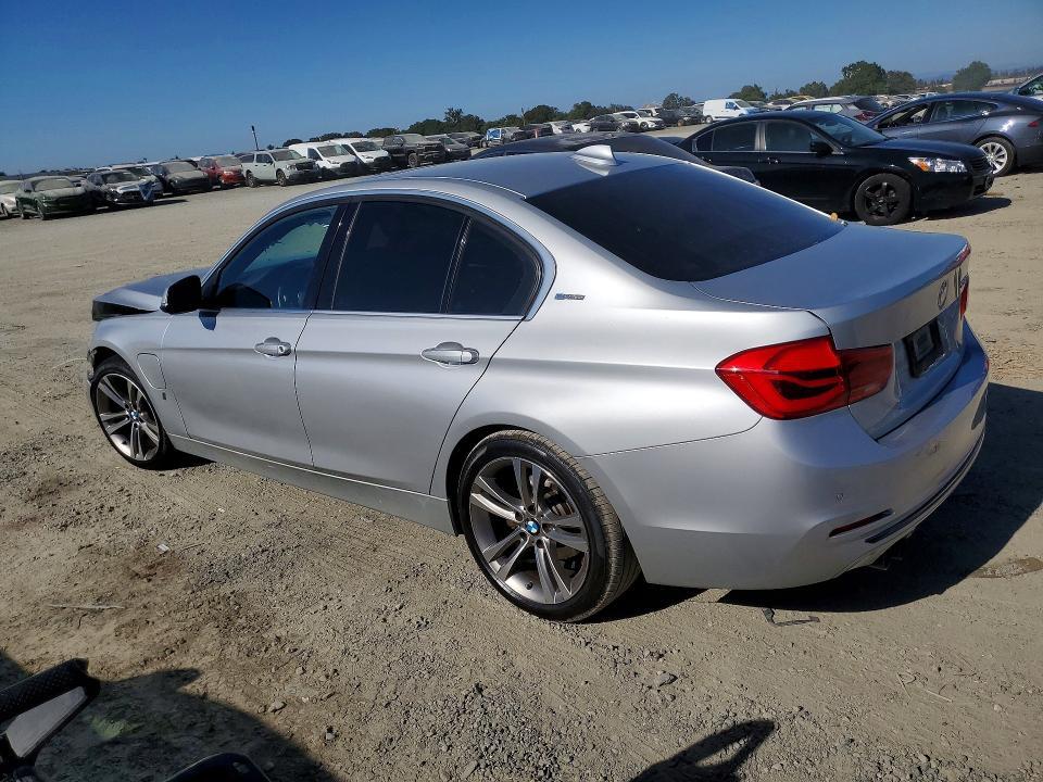 2017 BMW 330E — Фото 2 из 12