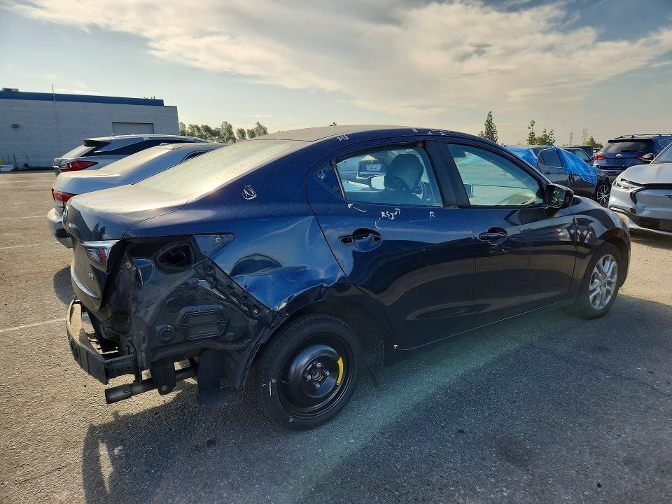 2016 SCION IA BASE — Фото 3 из 12