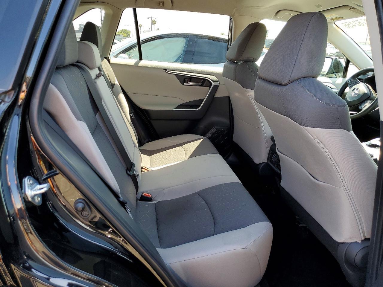 2025 TOYOTA RAV4 XLE — Фото 11 из 13