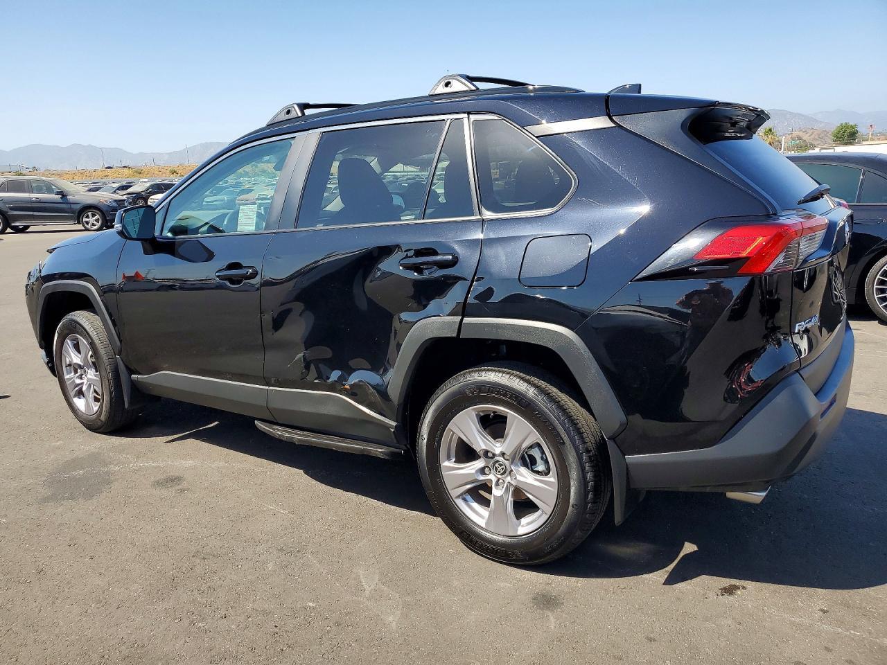2025 TOYOTA RAV4 XLE — Фото 2 из 13