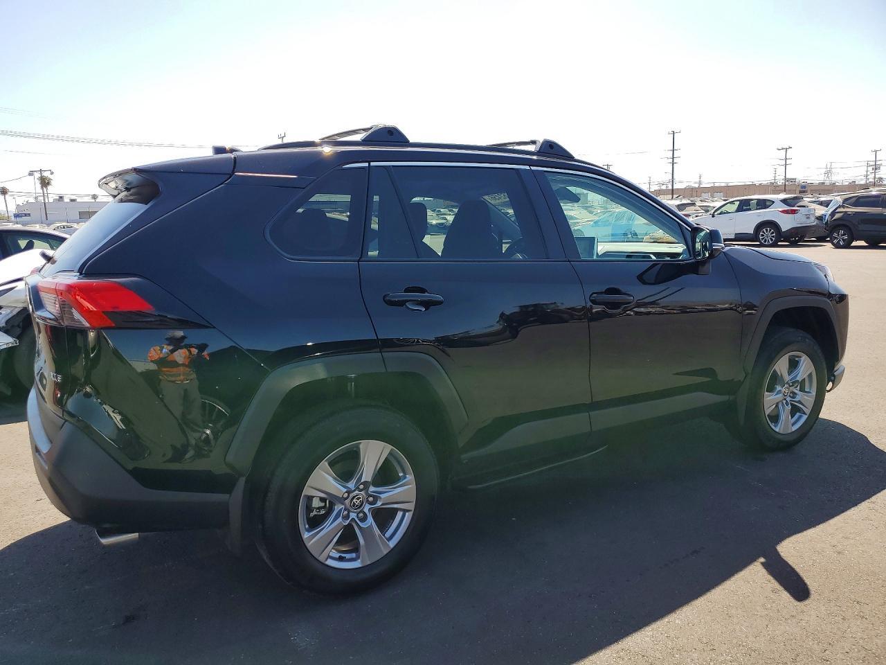 2025 TOYOTA RAV4 XLE — Фото 3 из 13