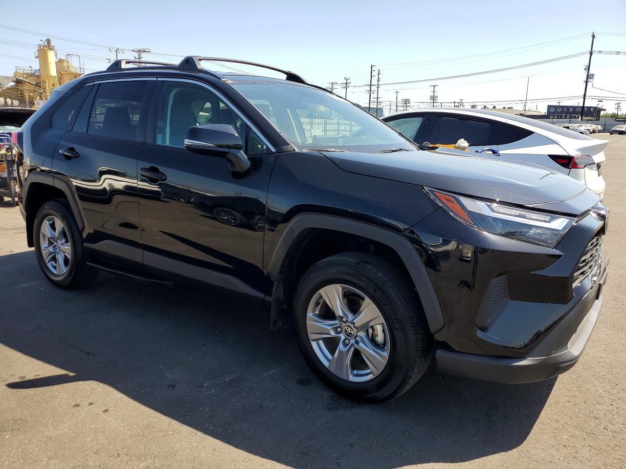 2025 TOYOTA RAV4 XLE — Фото 4 из 13
