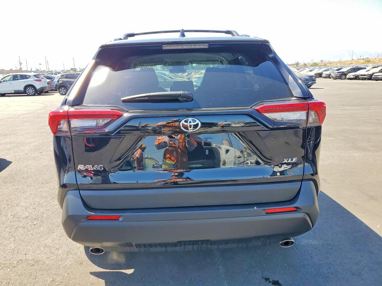2025 TOYOTA RAV4 XLE — Фото 6 из 13