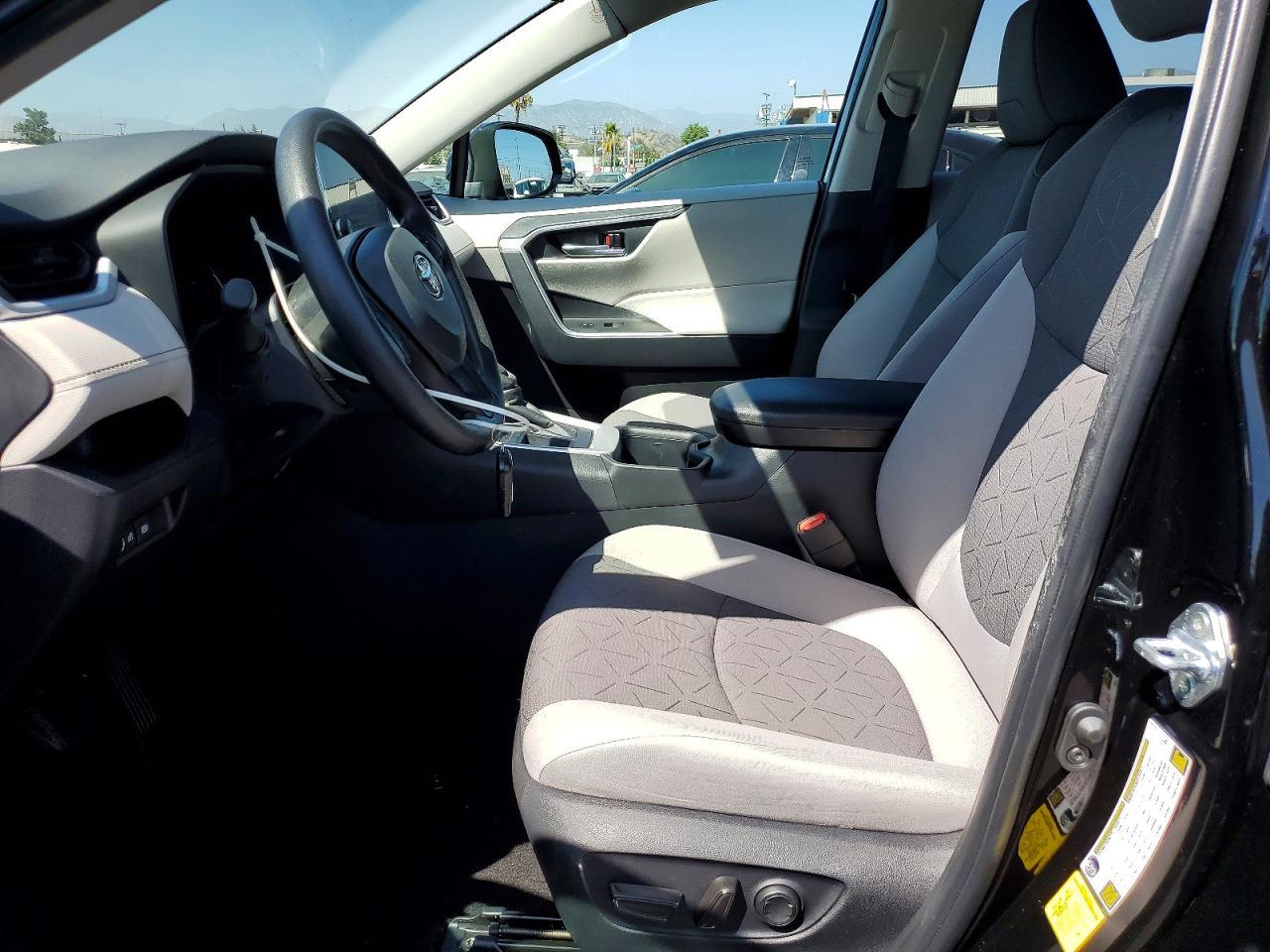 2025 TOYOTA RAV4 XLE — Фото 7 из 13