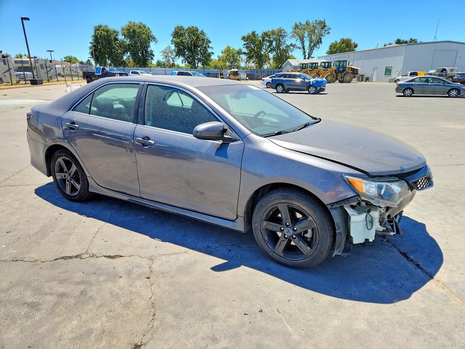 2014 TOYOTA CAMRY SE — Фото 4 из 13