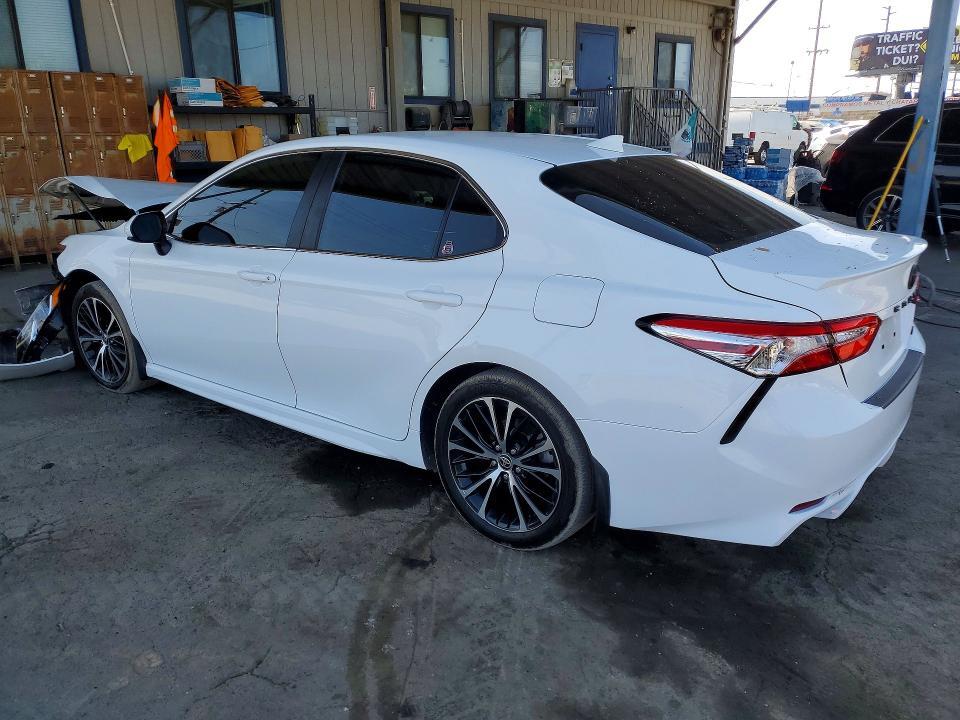 2020 TOYOTA CAMRY SE — Фото 2 из 13