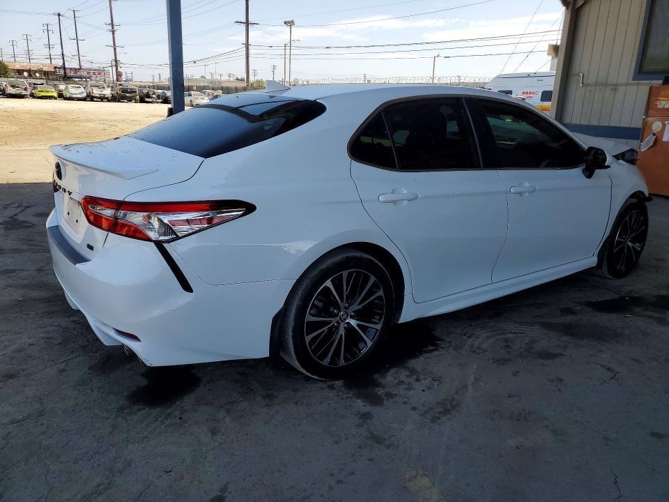 2020 TOYOTA CAMRY SE — Фото 3 из 13