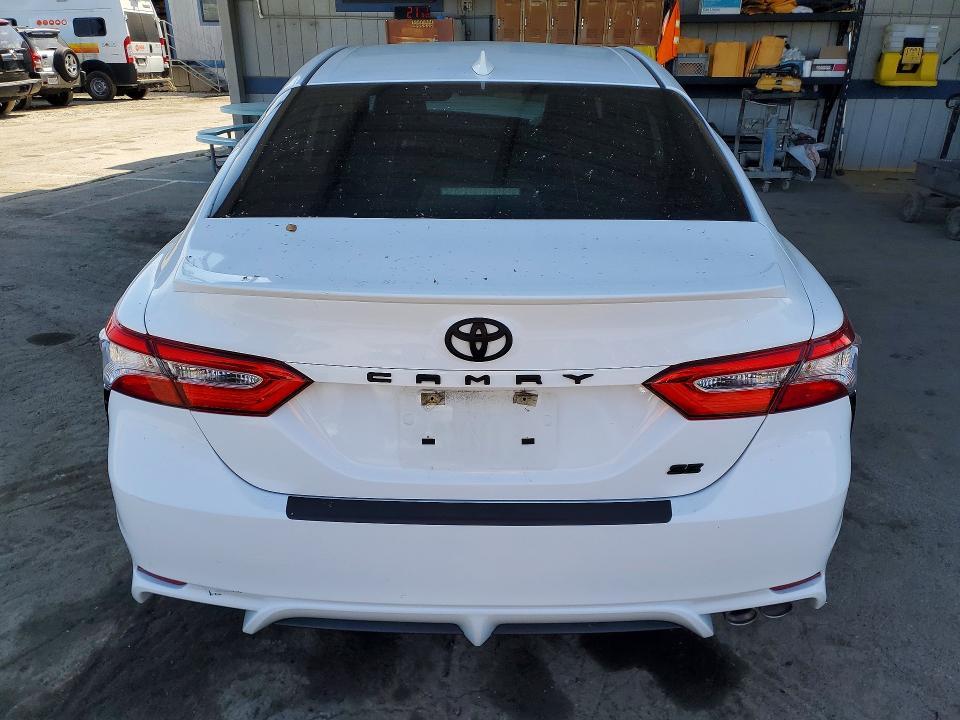 2020 TOYOTA CAMRY SE — Фото 6 из 13