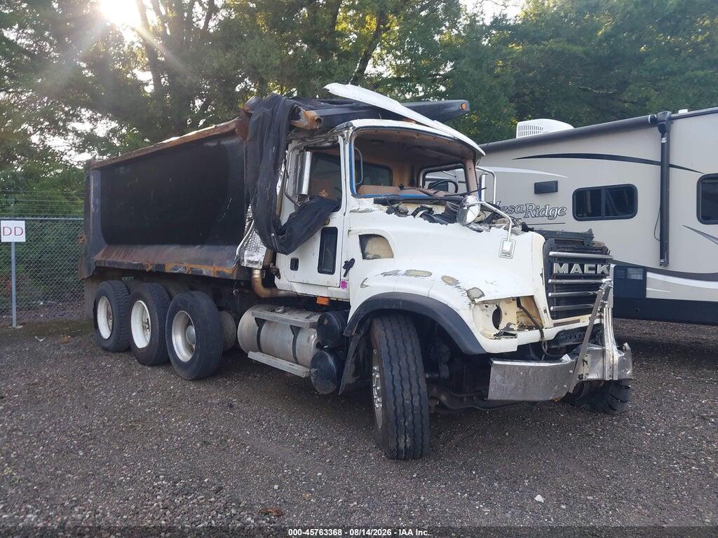 2004 MACK 700 1M2AG11C64M013313